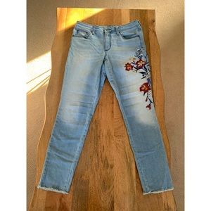 Universal Thread Flower Embroidered Jeans 🌺🌸